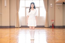 まっすぐ立つ瀬戸口心月（乃木坂46）。