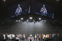 「楽曲交換パッション DO ダンスバトル」に集結した超特急、TAGRIGHT、BALLISTIK BOYZ、MAZZELとジャッジを務めたDJ KOO。