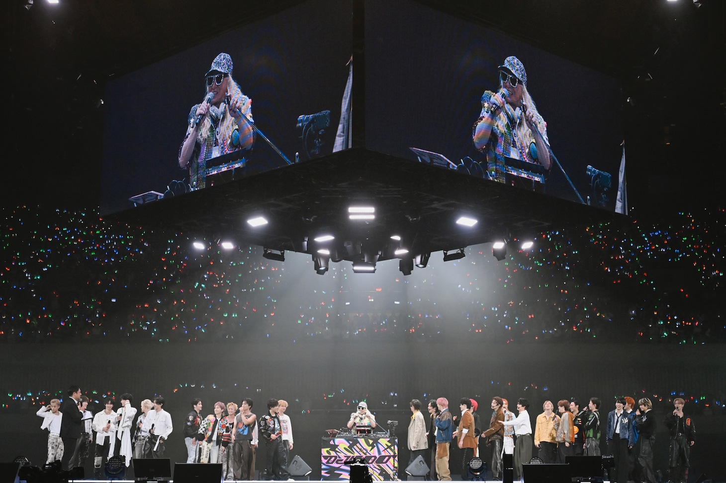 「楽曲交換パッション DO ダンスバトル」に集結した超特急、TAGRIGHT、BALLISTIK BOYZ、MAZZELとジャッジを務めたDJ KOO。