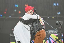 プライベートでも仲がいいという岸波志音（TAGRIGHT / 左）とユーキ（超特急 / 右）はステージ上でハグ。