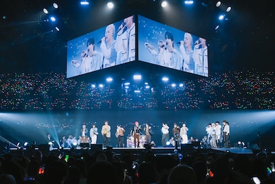 TAGRIGHTの「FOREVER BLUE」を踊る超特急。