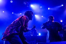 向かい合うryuya（左）とtmrw（右）。