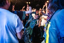フロアで熱唱するtmrw。