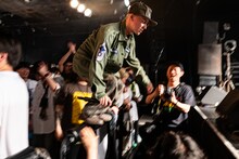 柵をひょいと越えるtmrw。