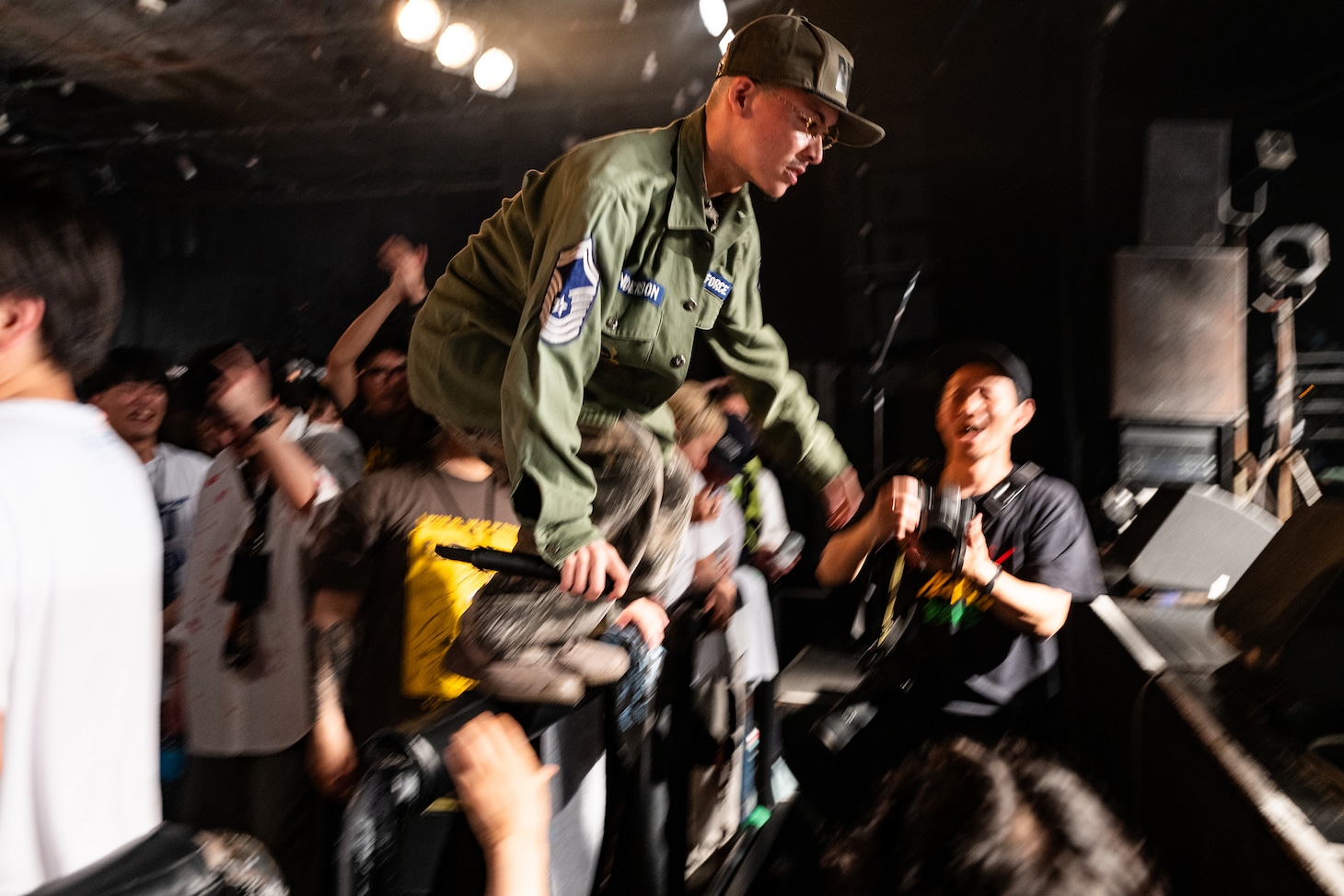 柵をひょいと越えるtmrw。