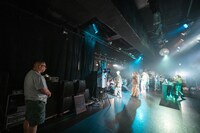 舞台袖でlyrical schoolのステージを見守るプロデューサーのキムヤスヒロ。