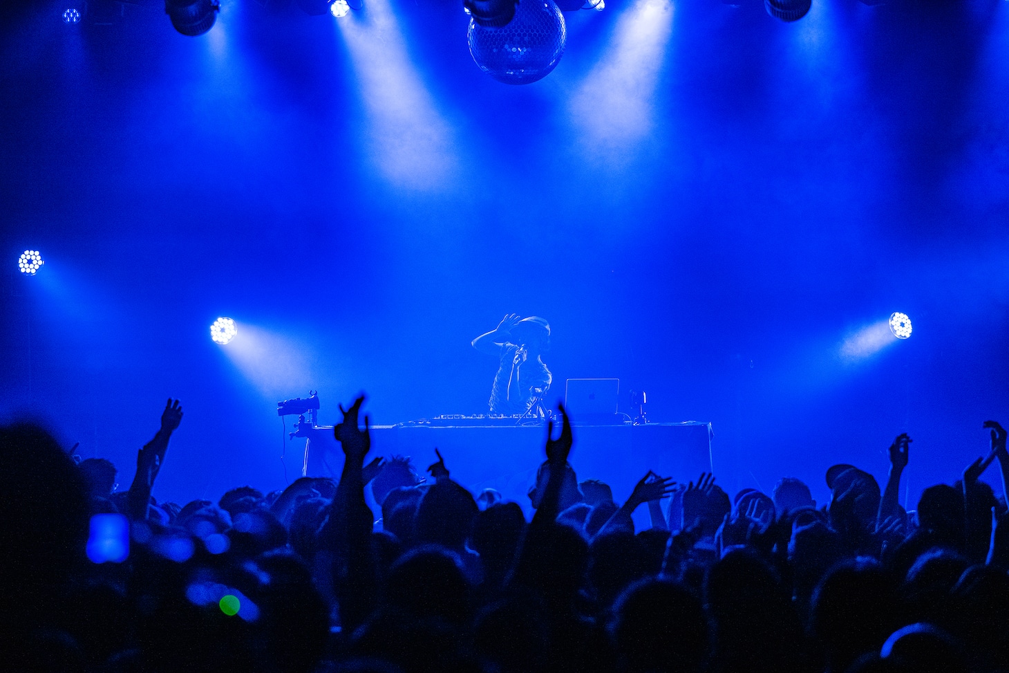 「ナナナナナ ナイスなスクール」と歌うreina。