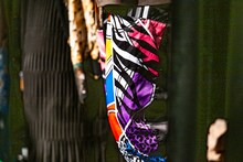 sayoがオーディションのときに着用していた、manaいわく「この世のすべての柄が入ったジャージ」で来場したヘッズ。