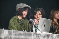 機材トラブルに対応するreina（左）を水を飲みながら見守るmana（右）。