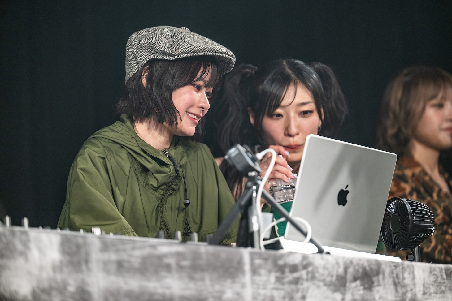 機材トラブルに対応するreina（左）を水を飲みながら見守るmana（右）。