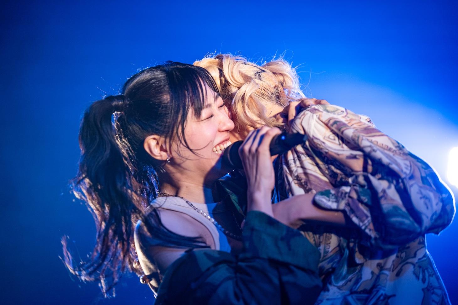 抱き合うmana（左）とsayo（右）。