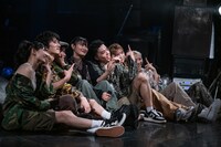 記念撮影するlyrical school。