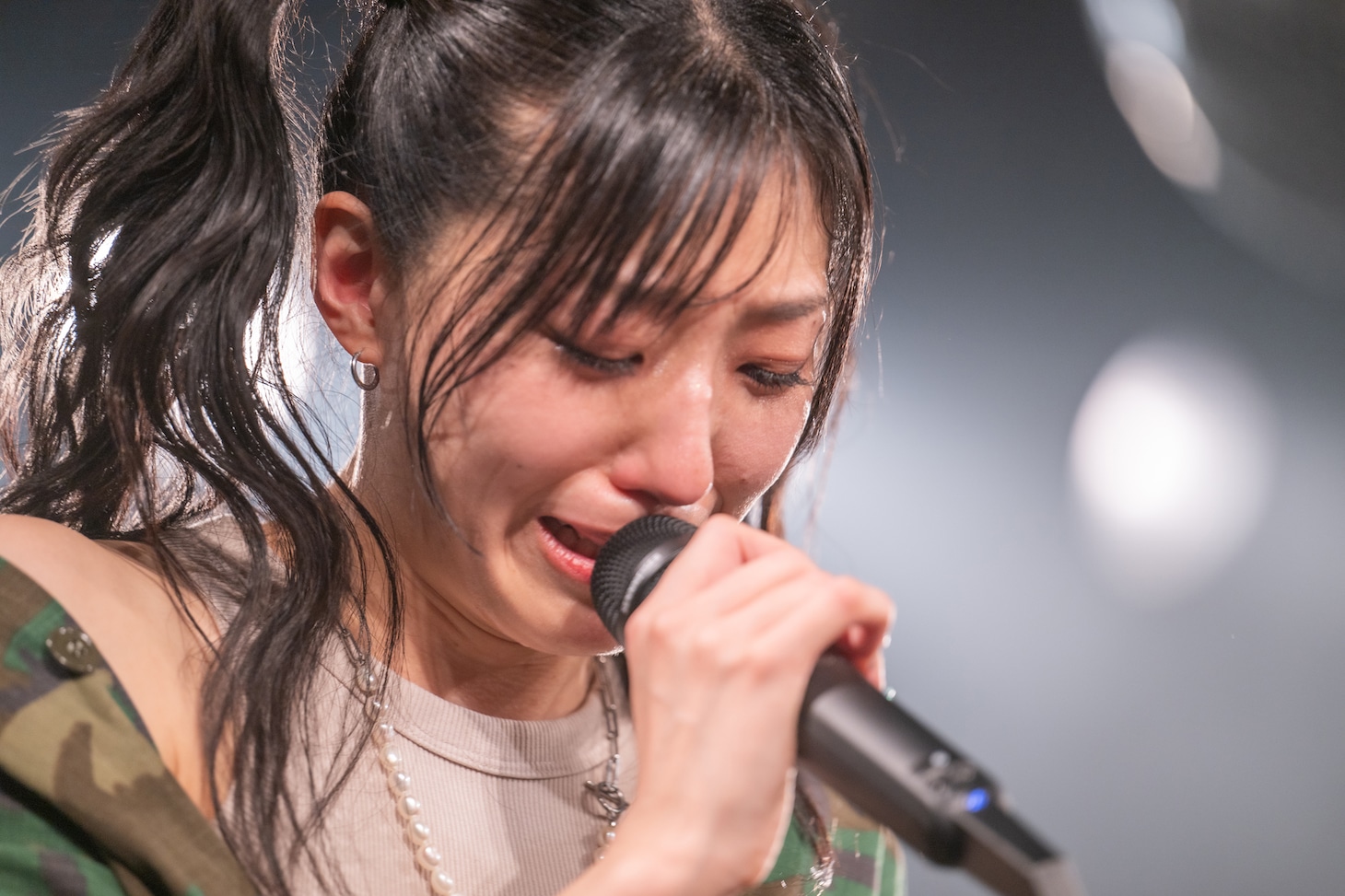 ニコニコ笑いながら話していたのに振り返ったら号泣しており、sayoに「シームレスに泣くねえ」と的確な指摘をされるmana。