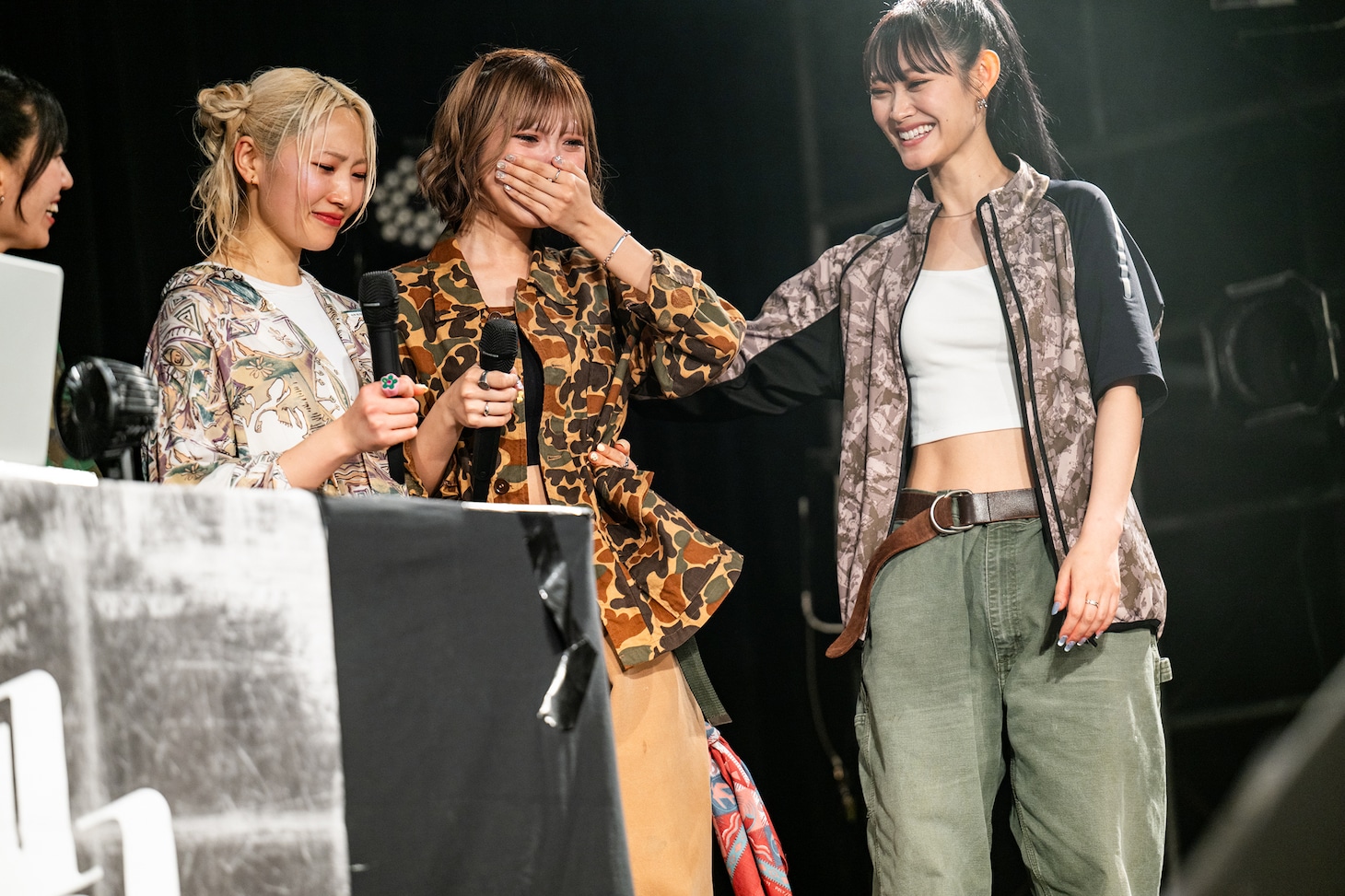 MCを終えて涙ぐむhana（中央）。