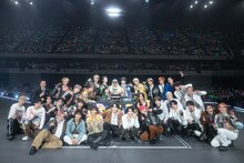 「VS.超特急」初日公演に出演した超特急、TAGRIGHT、BALLISTIK BOYZ、MAZZEL、DJ KOO、辻岡義堂アナウンサー。