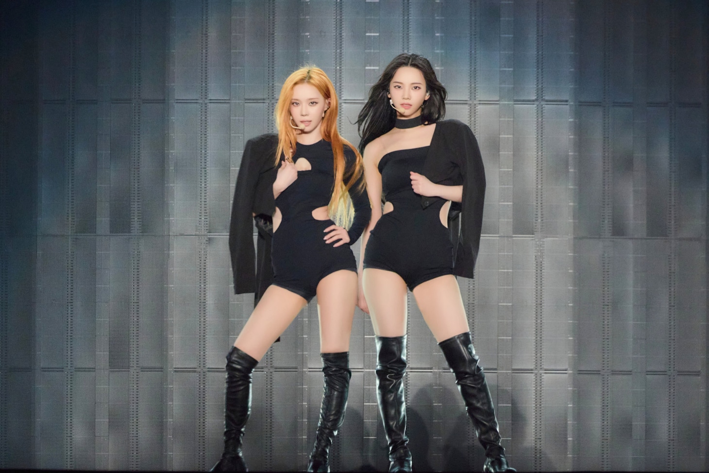 左からWINTER（aespa）、KARINA（aespa）。（撮影 : 上西由華、村山泰紀）
