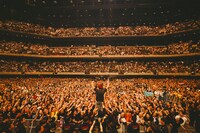 フロアに降りた難波章浩（Vo, B）。（撮影：西槇太一）