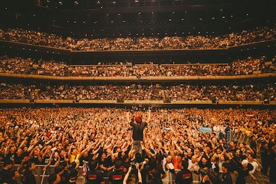 フロアに降りた難波章浩（Vo, B）。（撮影：西槇太一）