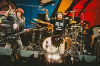 “妖精・クリオネ”になる難波章浩（Vo, B）、横山健（G, Vo）。（撮影：西槇太一）