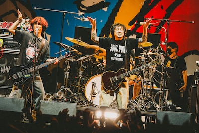 “妖精・クリオネ”になる難波章浩（Vo, B）、横山健（G, Vo）。（撮影：西槇太一）