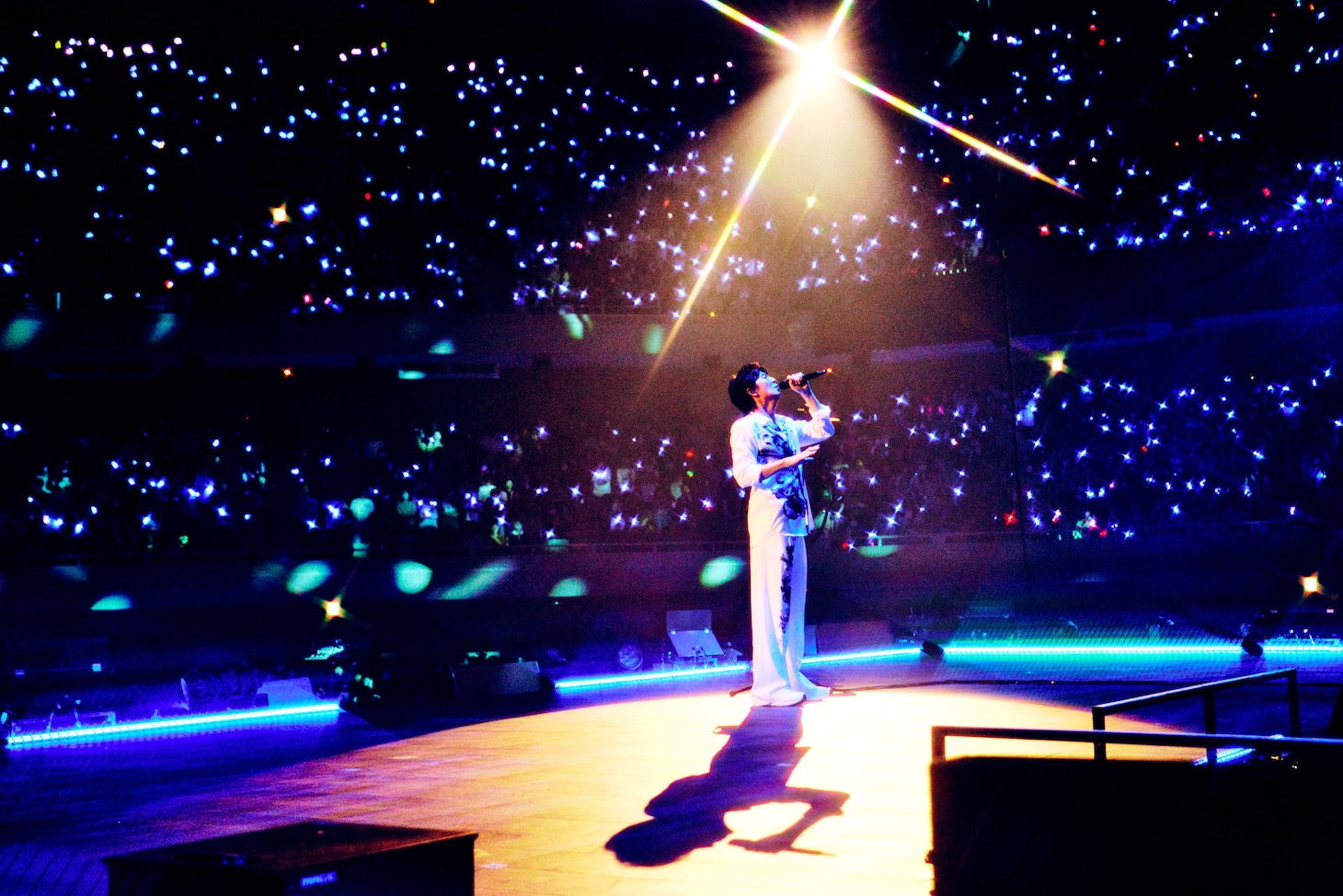 福山雅治「NISSAY PRESENTS WE'RE BROS. TOUR 2026 龍、雷乃発声（りゅう、かみなりすなわちこえをはっす）」東京・日本武道館公演の様子。