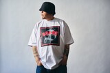 SCARS「THE ALBUM」のジャケットデザインを用いたTシャツを着用したBES。