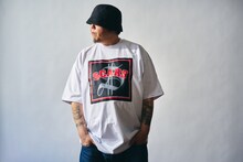 SCARS「THE ALBUM」のジャケットデザインを用いたTシャツを着用したBES。