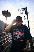 SCARS「THE ALBUM」のジャケットデザインを用いたTシャツを着用したBES。
