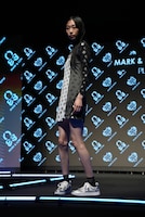 5月20日に発売されるスタイリングルックを着用したモデル。