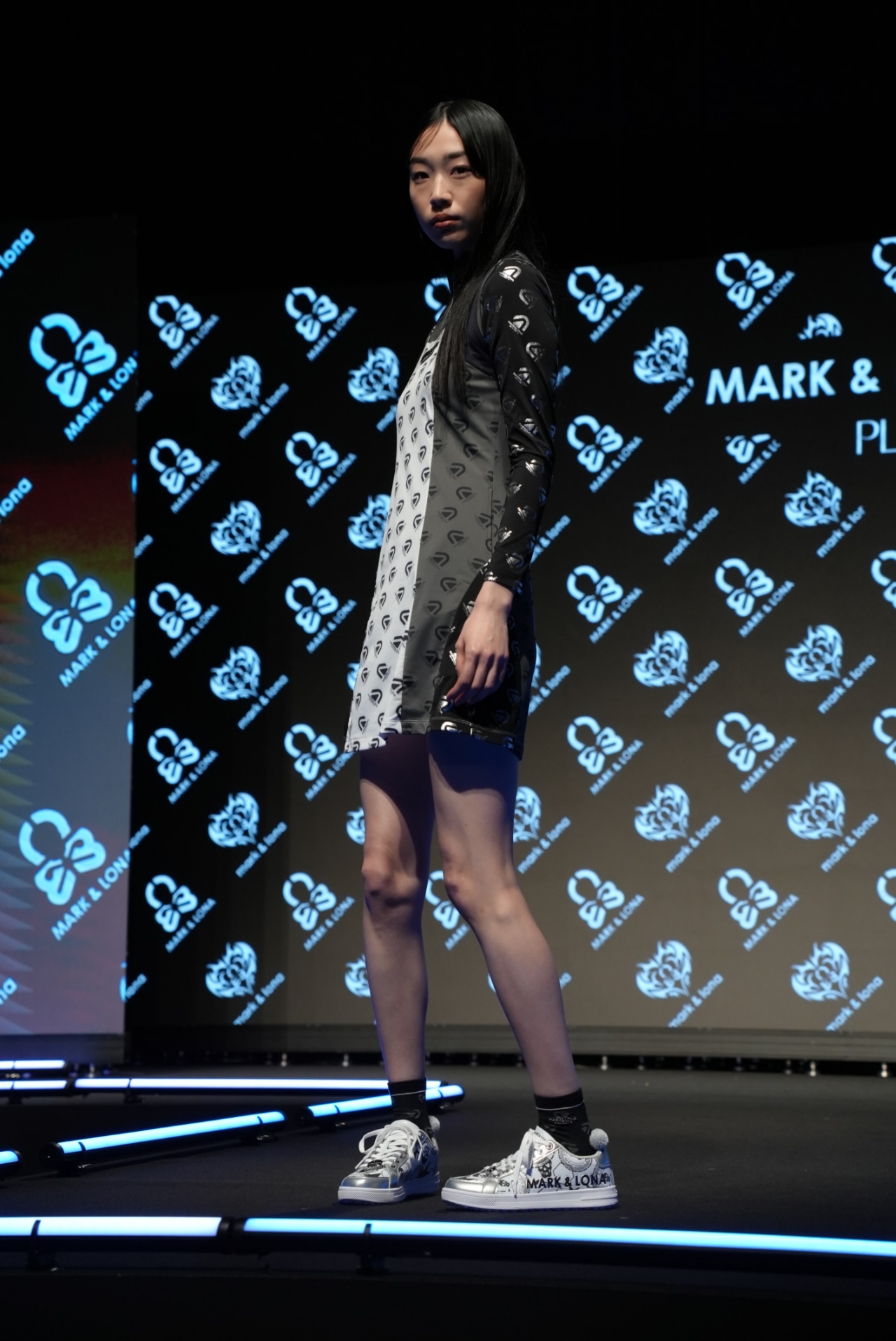 5月20日に発売されるスタイリングルックを着用したモデル。