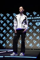 5月1日に発売されるスタイリングルックを着用したモデル。