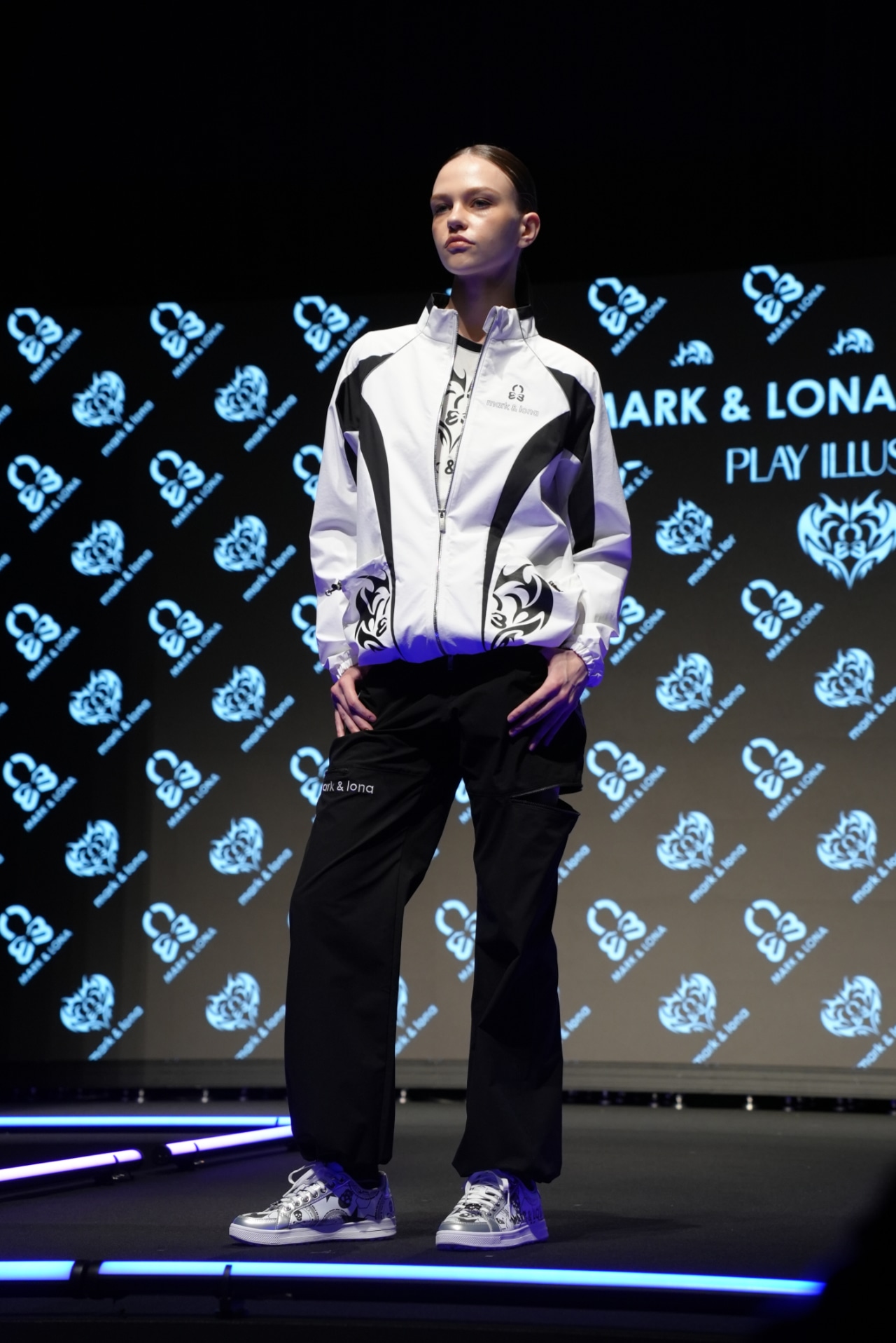 5月1日に発売されるスタイリングルックを着用したモデル。