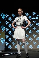 5月8日に発売されるスタイリングルックを着用したモデル。