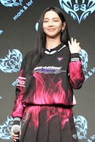 にんまり笑うKARINA。