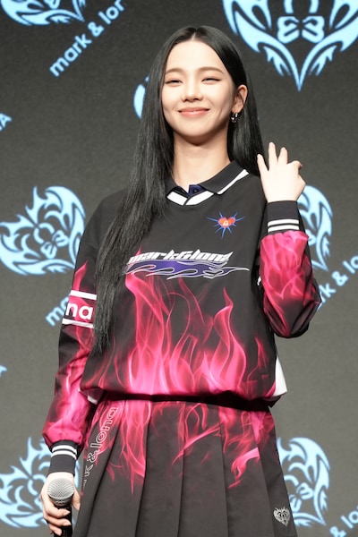 にんまり笑うKARINA。