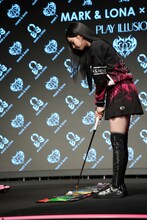 パターゴルフに挑戦するKARINA（aespa）。