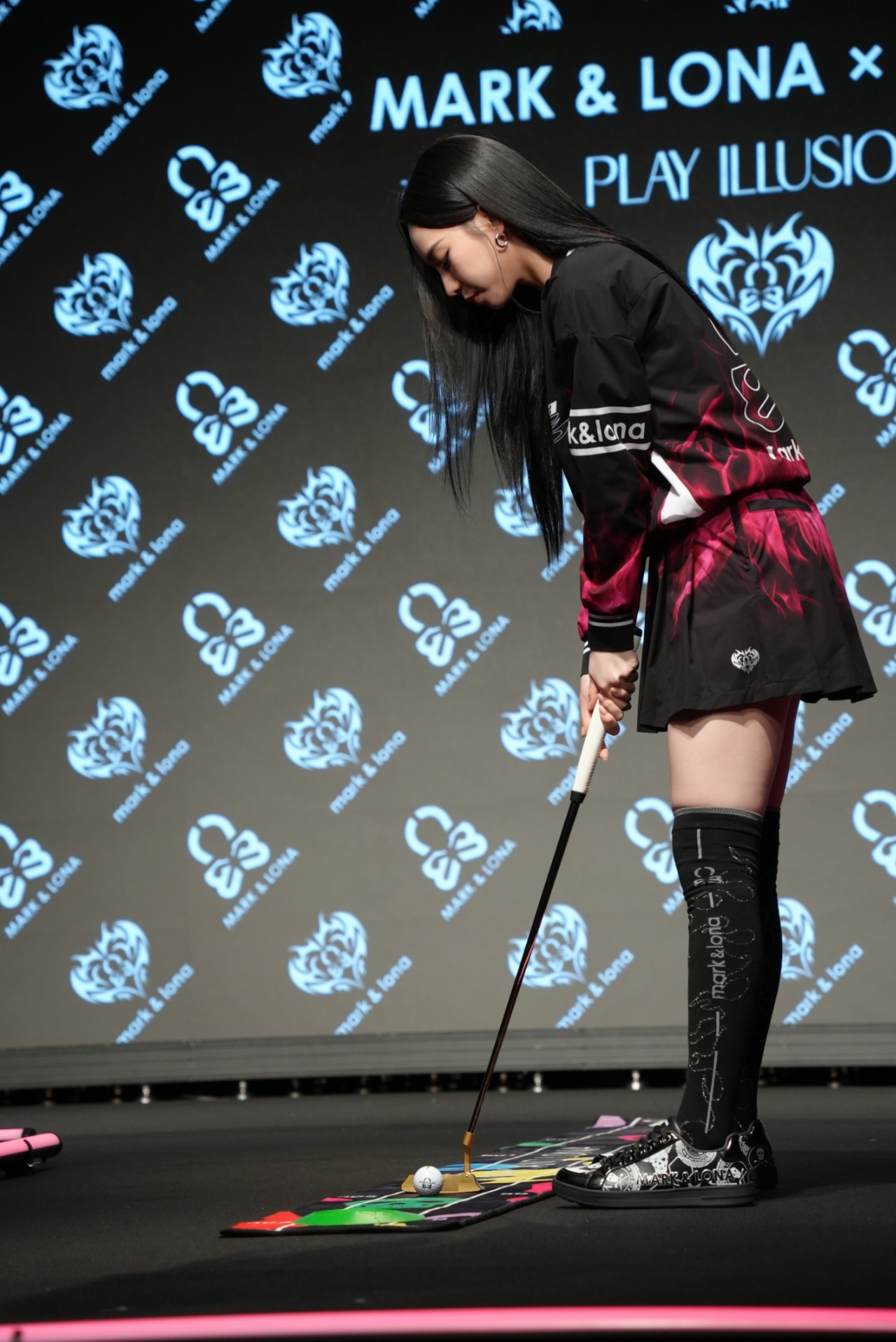 パターゴルフに挑戦するKARINA（aespa）。