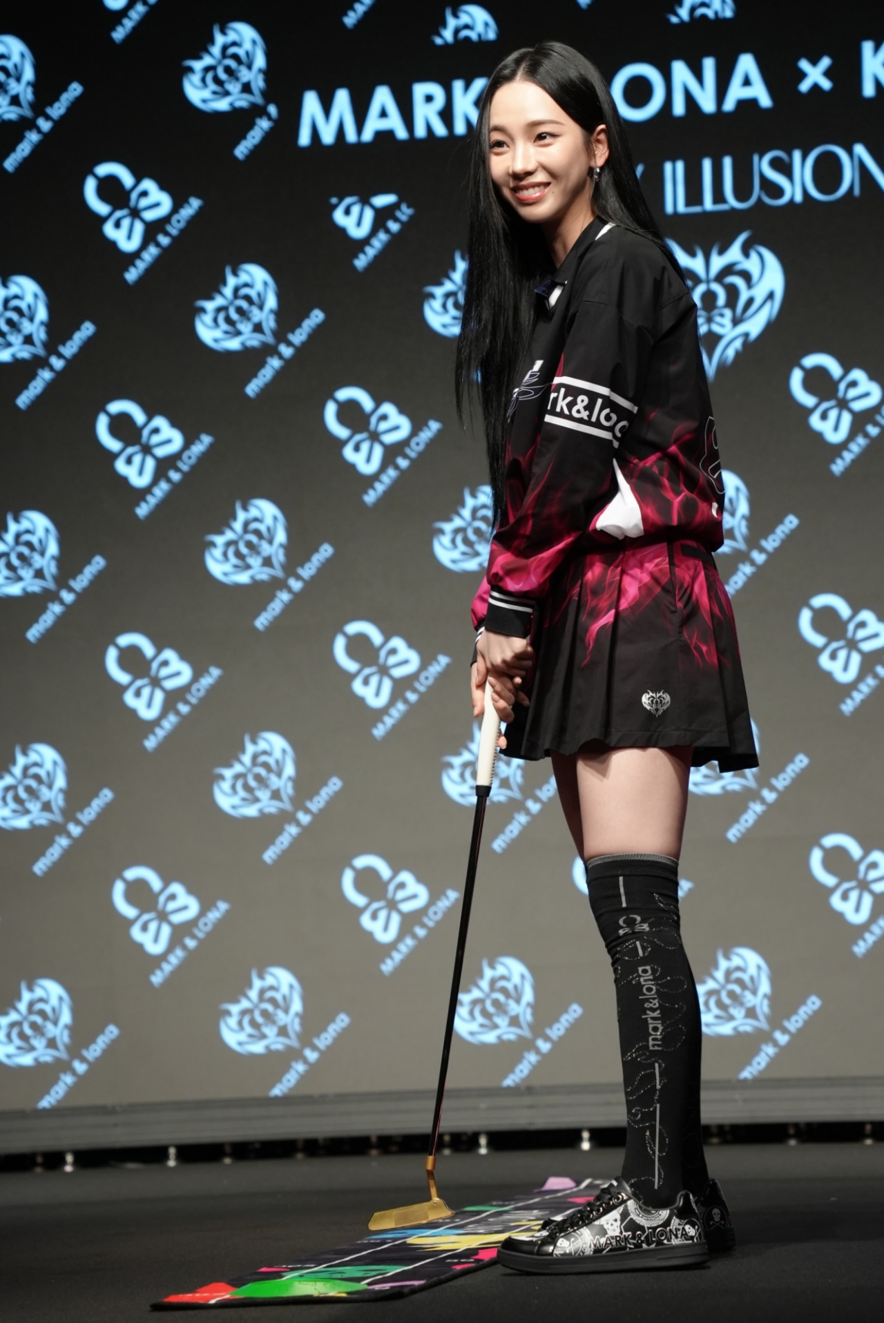 パターゴルフに挑戦するKARINA（aespa）。