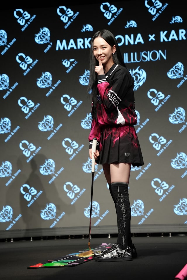 パターゴルフに挑戦するKARINA（aespa）。