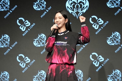 「やったー」と喜ぶKARINA（aespa）。