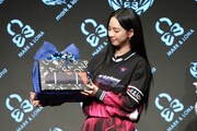 パターマットのプレゼントを喜ぶKARINA（aespa）。