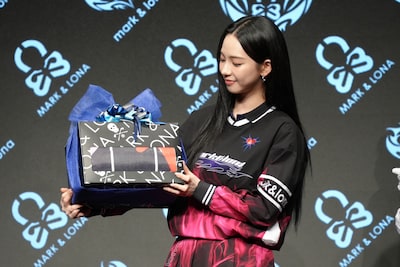 パターマットのプレゼントを喜ぶKARINA（aespa）。