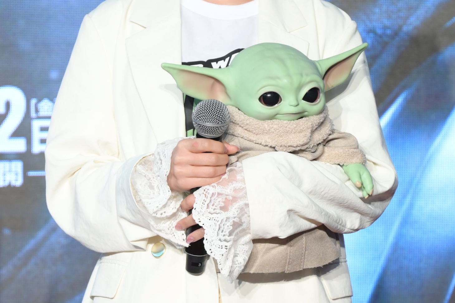 高城れに（ももいろクローバーZ）に抱えられたグローグー。