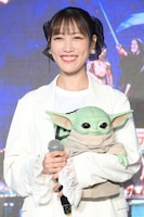 グローグーを抱えて登場した高城れに（ももいろクローバーZ）。