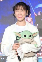 グローグーを抱えて登場した高城れに（ももいろクローバーZ）。