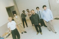 13年ぶりの対バンを果たしたthe cabsとindigo la Endのメンバー。（Photo by Kazma Kobayashi）