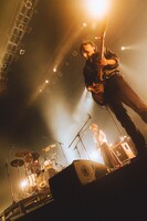 「the cabs two-man tour "MORGEN"」よりthe cabsのステージの様子。（Photo by Kazma Kobayashi）