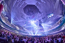 福山雅治が全国アリーナツアー武道館公演で新曲初披露、新アルバムタイトル「超新星」の由来を明かす