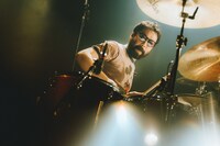 佐藤栄太郎（Dr / indigo la End）（Photo by Kazma Kobayashi）