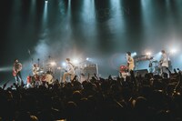 「the cabs two-man tour "MORGEN"」よりindigo la Endのステージの様子。（Photo by Kazma Kobayashi）